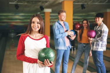 Bowling kulübünde arkadaşları olan genç bir kadın.