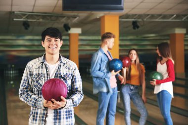 Bowling kulübünde arkadaşları olan genç bir adam.