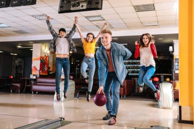 Kulüpte bowling oynayan arkadaşlar