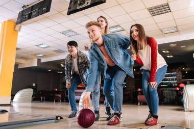 Kulüpte bowling oynayan arkadaşlar