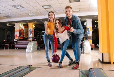 Kulüpte bowling oynayan arkadaşlar