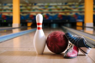 Bowling kulübünde yerde pin, top ve ayakkabı