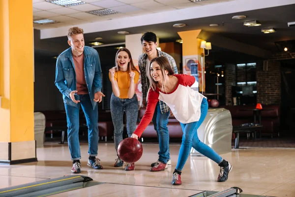 Friends playing bowling in club — Stock Photo, Image