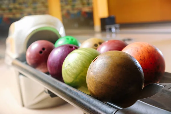 Stand avec boules au bowling club — Photo