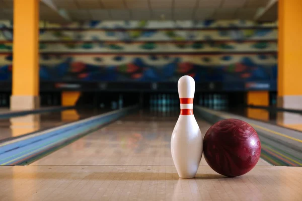 PIN-kód és a labda emeleten bowling club — Stock Fotó