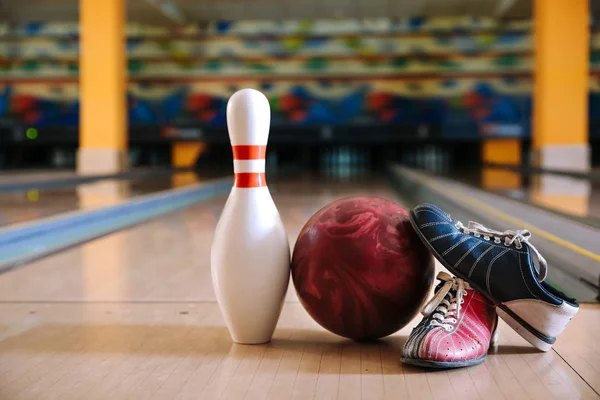 PIN, labda és cipő a padlón bowling klubban — Stock Fotó