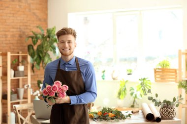 Dükkanında buketi olan genç bir çiçekçi