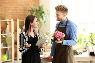 Dükkanda çalışan genç çiçekçiler.