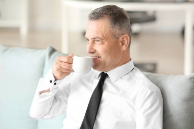 Yakışıklı olgun işadamı ofiste kahve içme