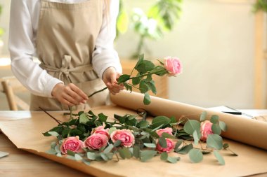 Genç çiçekçi dükkanda çalışıyor.