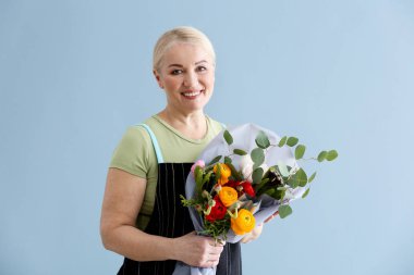 Renkli arka planda buket ile Kadın çiçekçi