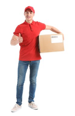 Beyaz arka plan üzerinde thumb-up gösteren kutu ile Teslimat adam
