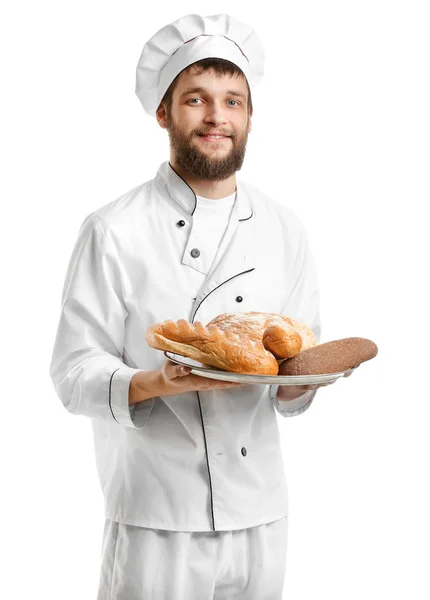 Mladý kuchař s čerstvými pekařskými výrobky na bílém pozadí — Stock fotografie