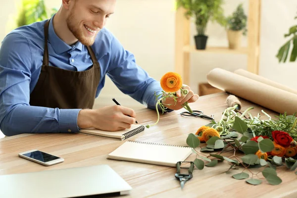 Young florist working in shop — 스톡 사진