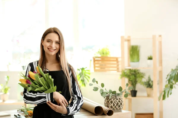 Young female florist in shop — Stock Photo, Image