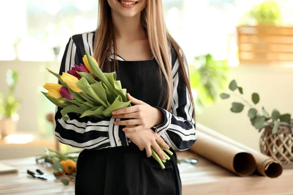 Floristería femenina joven en la tienda —  Fotos de Stock