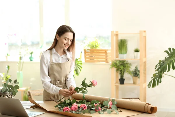 Young florist working in shop — Stock Photo, Image