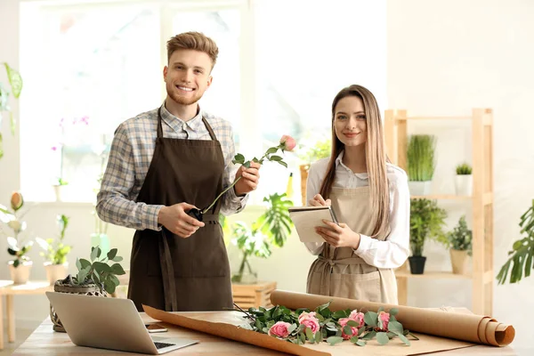 Young florists working in shop — Stock Photo, Image