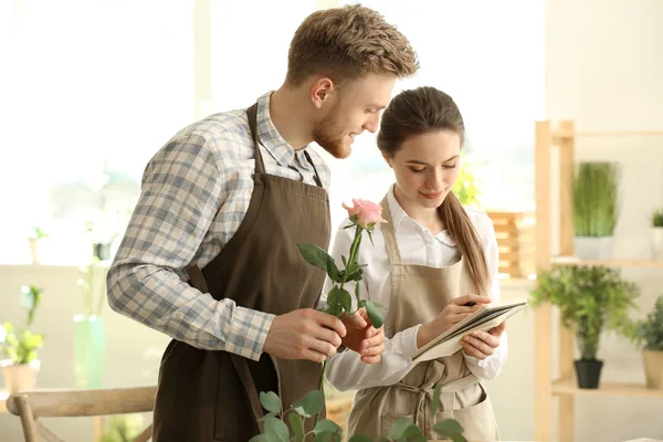 Young florists working in shop — Stock Photo, Image