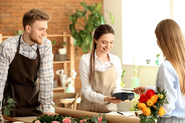Woman paying for order in flower shop — Stock Photo, Image