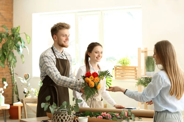 Woman buying bouquet in flower shop — Stock Photo, Image
