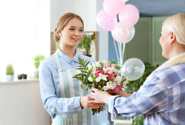 Cliente compra de flores na loja — Fotografia de Stock