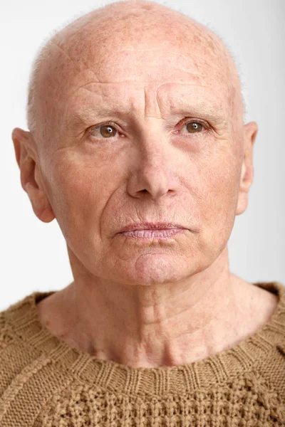 Portret van senior man op witte achtergrond — Stockfoto