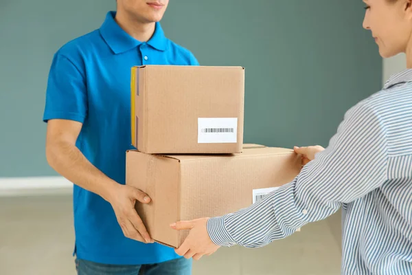 Woman receiving boxes from delivery man — Stock Photo, Image