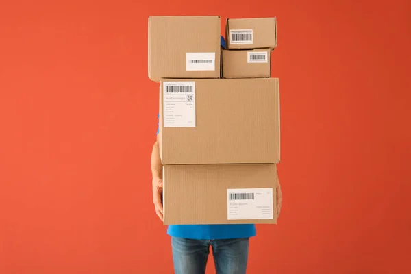 Renkli arka plan üzerinde kutuları ile Teslimat adam — Stok fotoğraf