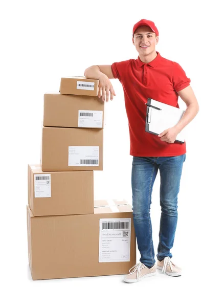 Entrega homem com caixas e área de transferência em fundo branco — Fotografia de Stock