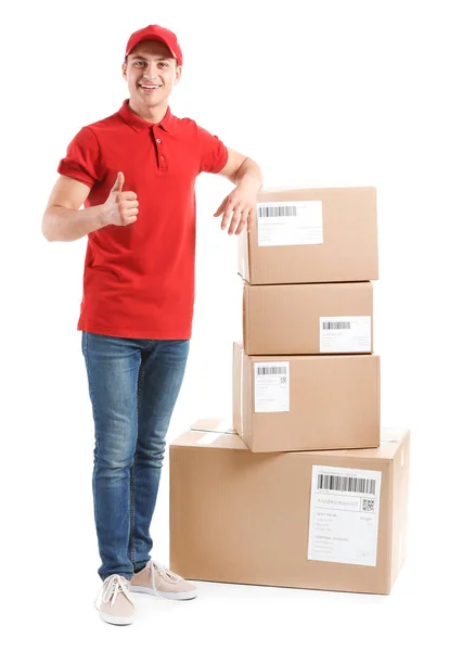 Entrega hombre con cajas que muestran el pulgar hacia arriba sobre fondo blanco — Foto de Stock