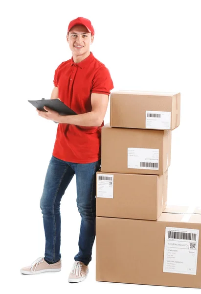 Delivery man met dozen en Klembord op witte achtergrond — Stockfoto