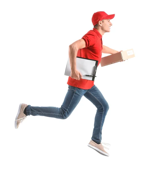 Executando homem de entrega com caixa e área de transferência em fundo branco — Fotografia de Stock
