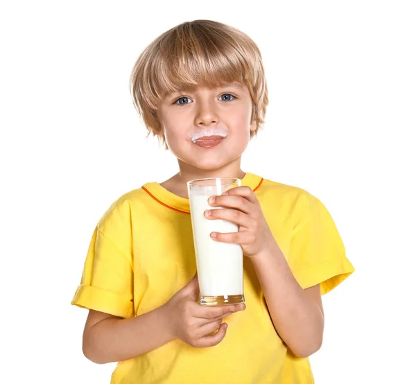 Roztomilej chlapeček se sklenicí čerstvého mléka na bílém pozadí — Stock fotografie