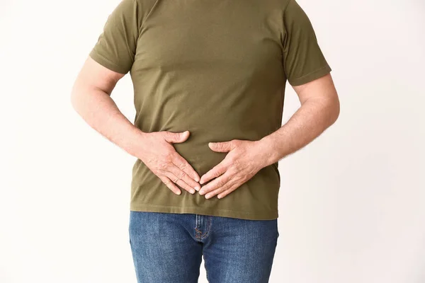 Uomo con malattia urologica su sfondo bianco — Foto Stock