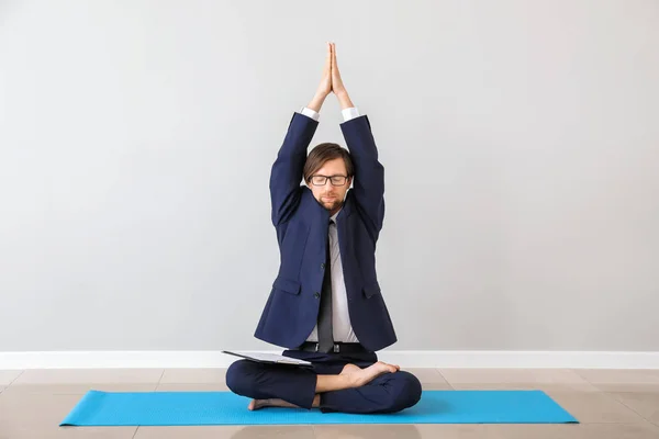 Affärsman som tränar yoga inomhus — Stockfoto