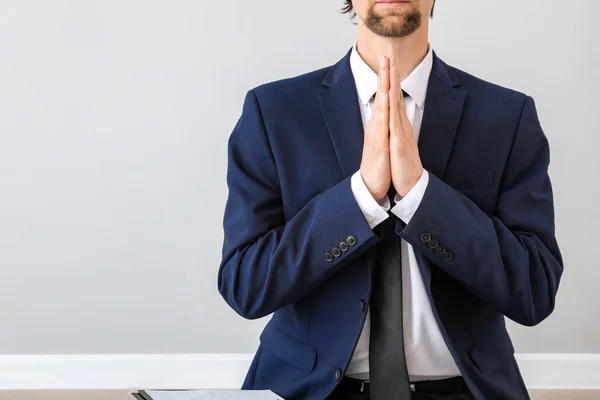 Zakenman yoga binnenshuis beoefenen — Stockfoto