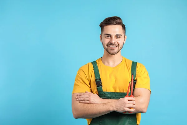 Male electrician on color background — Stock Photo, Image