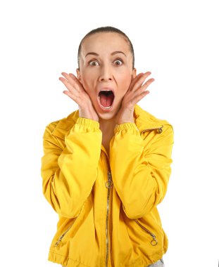 Beyaz arka planda şok sportif kadın