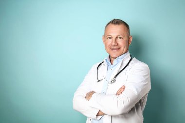 Renkli arka planda yakışıklı orta yaşlı doktor