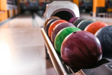 Bowling kulübünde topları ile stand