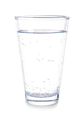 Beyaz arka planda bir bardak temiz su.