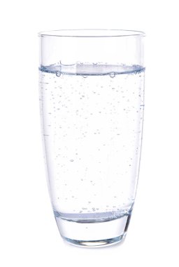 Beyaz arka planda bir bardak temiz su.