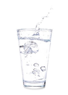 Beyaz arka plan üzerinde sıçrama ile tatlı su cam