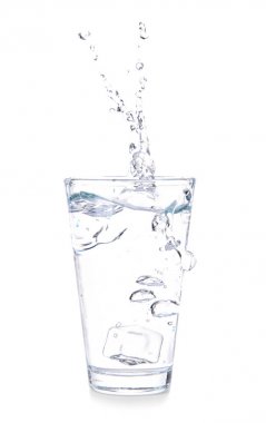 Beyaz arka plan üzerinde sıçrama ile tatlı su cam