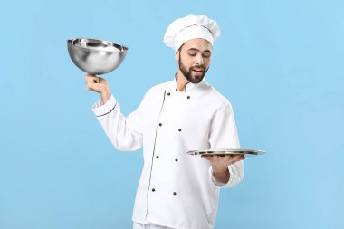 Renkli arka planda boş tepsi ile Yakışıklı erkek şef