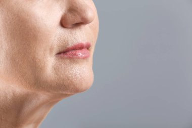 Açık arka planda olgun kadın, closeup