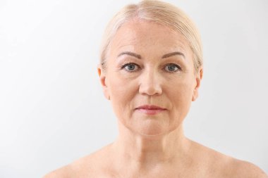 Açık arka planda Olgun kadın