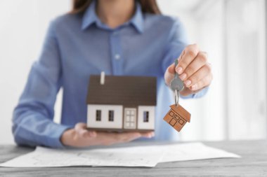 Emlakçı ile anahtar masada