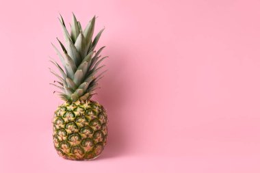 Renk arka plan üzerinde olgunlaşmış ananas